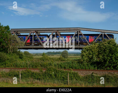 Primo grande Western treno proveniente attraverso un traliccio attraverso il ponte ferroviario sul livelli di Somerset, Regno Unito Foto Stock