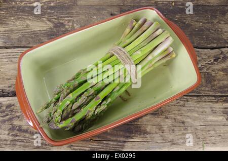 Bundle di asparagi verdi in vaso Foto Stock