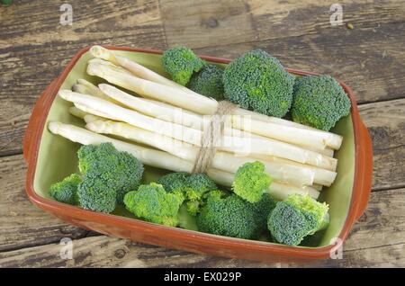 Bundle di asparagi bianchi e i broccoli nel recipiente Foto Stock