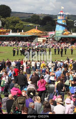 Juosting cavalieri nel Grand Ring a Chatsworth Country Fair intrattenere il corvo su una soleggiata giornata estiva, DERBYSHIRE REGNO UNITO Inghilterra Foto Stock