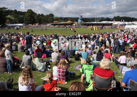 Juosting cavalieri nel Grand Ring a Chatsworth Country Fair intrattenere il corvo su una soleggiata giornata estiva, DERBYSHIRE REGNO UNITO Inghilterra Foto Stock