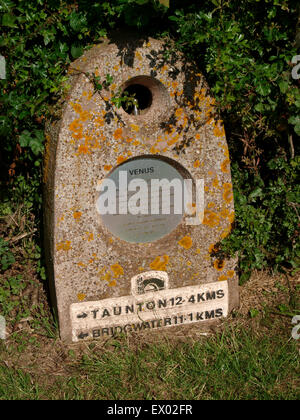 Venere parte di Bridgwater e Taunton canal di Somerset spazio a piedi. Un modello in scala del sole può essere trovato alla serratura Maunsel, wit Foto Stock