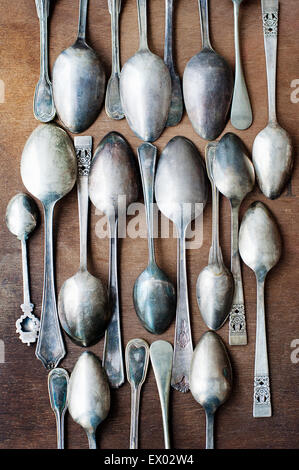 Ancora vita con righe di vintage cucchiai sul tavolo Foto Stock