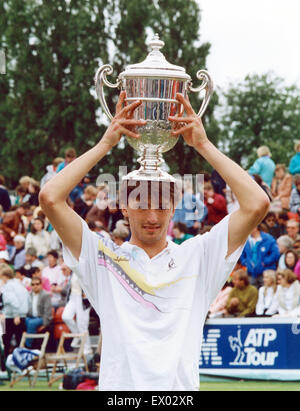 1991 Manchester Open svoltasi a nord del Lawn Tennis Club - Mens Singles. Goran Ivanisevic con la linea diretta di Manchester assicurazione Trofeo Open. Giugno 1991. Foto Stock