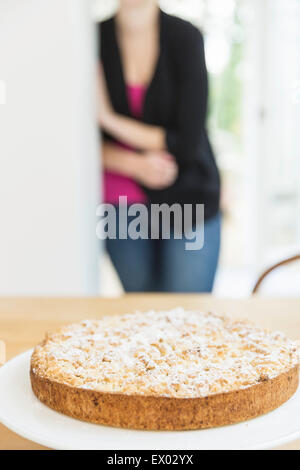 Torte fresche sul tavolo da cucina Foto Stock