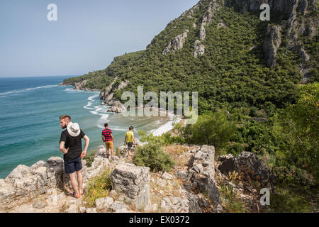 Gli escursionisti maschio a costa, Olympos, Via Licia, Turchia Foto Stock
