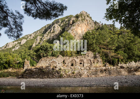 Vista del fiume e rovine, Olympos, Via Licia, Turchia Foto Stock