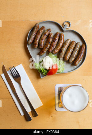 Tabella con le salsicce a forma di cuore il vassoio, Norimberga, Germania Foto Stock