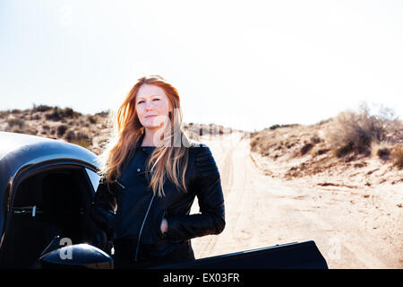 Donna in piedi accanto a AUTO, Kayenta, Arizona, Stati Uniti d'America Foto Stock