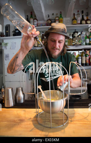 Barman miscelare un cocktail, Ibiza, Spagna Foto Stock