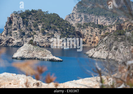 Vista della costa rocciosa, Ibiza, Spagna Foto Stock