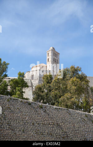 Vista delle mura della città e della chiesa nella città vecchia, Ibiza, Spagna Foto Stock