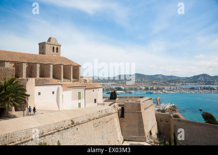 Vista delle mura della città e il porto, Ibiza, Spagna Foto Stock