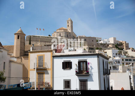 Vista della collina storico edificio in centro storico, Ibiza, Spagna Foto Stock