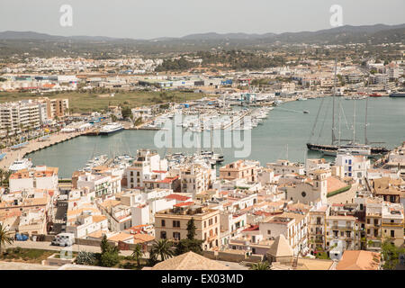 Vista della città vecchia e il porto, Ibiza, Spagna Foto Stock