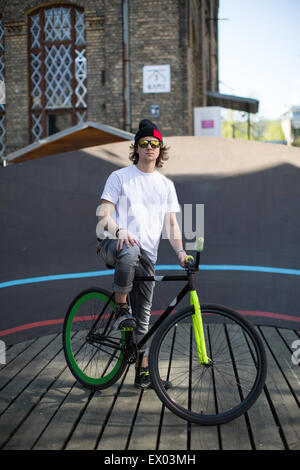 Ritratto del ciclista maschio al velodromo di città, Riga, Lettonia Foto Stock