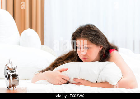 Giovane e bella ragazza che soffrono di insonnia Foto Stock