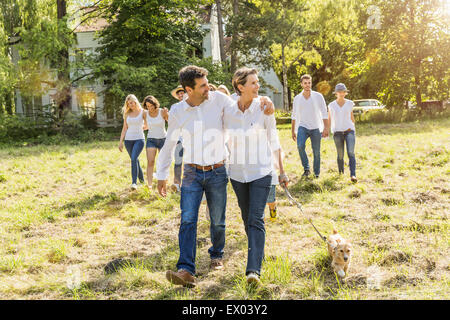 Gruppo di persone a piedi attraverso la foresta Foto Stock