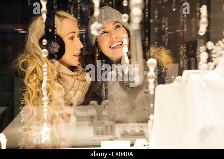 Due metà donne adulte window shopping Foto Stock