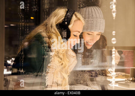 Due metà donne adulte window shopping Foto Stock