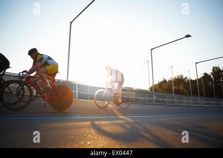 I ciclisti ciclismo su pista al velodromo, all'aperto Foto Stock