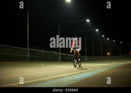 Ciclista ciclismo su pista al velodromo, all'aperto Foto Stock