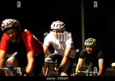 I ciclisti ciclismo su pista al velodromo Foto Stock