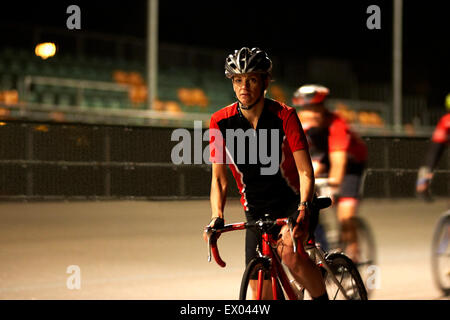 I ciclisti ciclismo su pista al velodromo Foto Stock