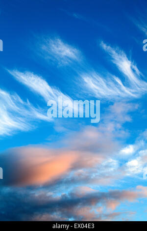 Wispy formazioni di nubi al crepuscolo e camminare sul mare Northumberland Inghilterra Foto Stock