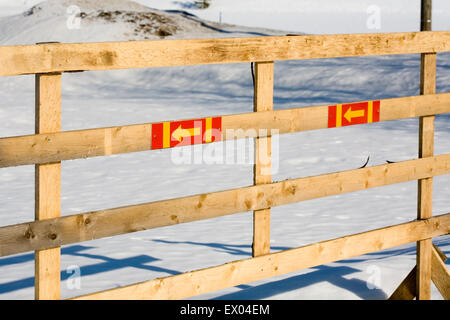 Freccia colorata segni sulla recinzione di legno Foto Stock