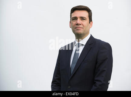 Andy Burnham MP, raffigurato nella sua casa nel suo Leigh circoscrizione. Andy è stato in esecuzione per essere leader del partito laburista, uno dei cinque candidati in lotta per il successo Ed Miliband, che stava giù dopo il 2015 elezioni generali britanniche. Burnham era al momento in ombra il Segretario di Stato per la salute in Inghilterra. Foto Stock