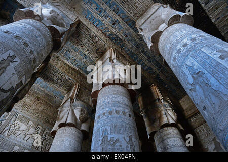 Dendera Egitto, tempio dedicato alla dea Hathor. Vista del hypostyle hall Foto Stock