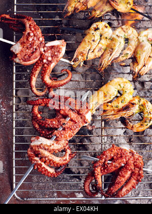 Gamberi e spiedini di polpo su barbecue Foto Stock