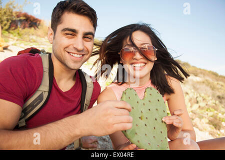 Coppia giovane azienda a forma di cuore in foglia di cactus Foto Stock