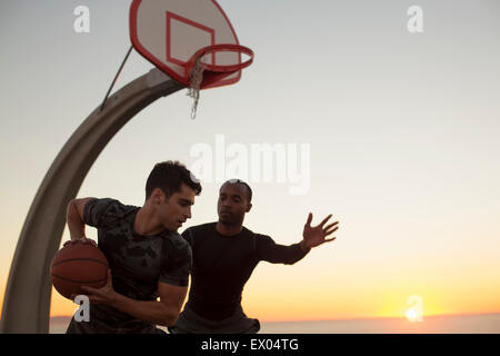 I giovani giocatori di basket, all'aperto Foto Stock