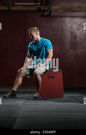 Uomo seduto sul cavallo di vaulting Foto Stock