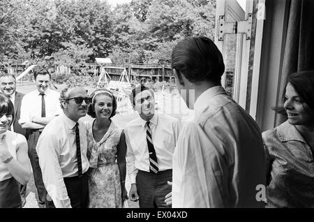 Garden Party a casa di Graham Hill, Motor Racing Driver, per celebrare il suo successo di ritorno dall'America del Nord, dove ha partecipato e vinto la Indianapolis 500 (svoltosi il 30 maggio) al suo primo tentativo, nella foto a casa con la foto di Colin Chapman (sinistra), te Foto Stock