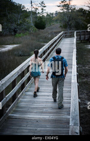 Gli escursionisti attraversando il ponte, Skidaway Island State Park , di Savannah, Georgia, Stati Uniti d'America Foto Stock