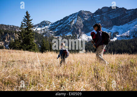Madre e bambini escursioni, Catherine's Pass Trail, Albion bacino, Alta, Utah, Stati Uniti d'America Foto Stock