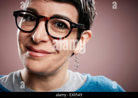 Close up studio ritratto di donna matura indossa occhiali Foto Stock