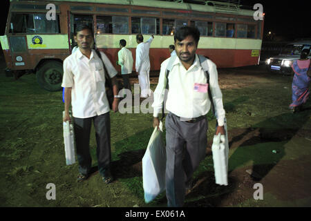 Mumbai, India. 23 apr 2009. 23 Aprile 2009 - Mumbai, India:.elezione degli ufficiali di arrivare e il deposito elettronico della macchina distributrice (EVM) dopo i voti sono stati espressi in corrispondenza della stazione di polling. Questi EVMs sono depositati presso il locale ufficio elettorale per tenerli al sicuro sotto strette misure di sicurezza fino al giorno del conteggio dei voti. 9, 19.000 seggi elettorali era stato impostato con circa 3,6 milioni di macchine di voto elettronico. Questo è perché la commissione elettorale indiana ha stabilito che nessuno dovrebbe avere per viaggiare più di 2 kilometes per raggiungere una stazione di polling, e che nessuna stazione di polling shou Foto Stock