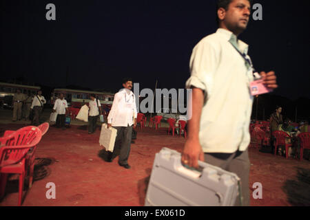 Mumbai, India. 23 apr 2009. 23 Aprile 2009 - Mumbai, India:.elezione degli ufficiali di arrivare e il deposito elettronico della macchina distributrice (EVM) dopo i voti sono stati espressi in corrispondenza della stazione di polling. Questi EVMs sono depositati presso il locale ufficio elettorale per tenerli al sicuro sotto strette misure di sicurezza fino al giorno del conteggio dei voti. 9, 19.000 seggi elettorali era stato impostato con circa 3,6 milioni di macchine di voto elettronico. Questo è perché la commissione elettorale indiana ha stabilito che nessuno dovrebbe avere per viaggiare più di 2 kilometes per raggiungere una stazione di polling, e che nessuna stazione di polling shou Foto Stock