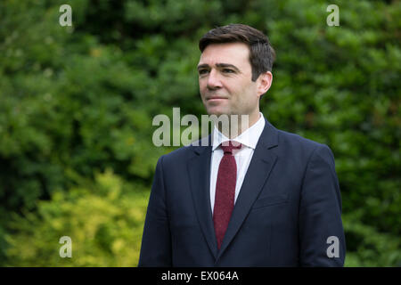 Andy Burnham MP, raffigurato nella sua casa nel suo Leigh circoscrizione. Andy è stato in esecuzione per essere leader del partito laburista, uno dei cinque candidati in lotta per il successo Ed Miliband, che stava giù dopo il 2015 elezioni generali britanniche. Burnham era al momento in ombra il Segretario di Stato per la salute in Inghilterra. Foto Stock