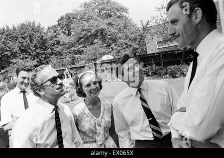 Garden Party a casa di Graham Hill, Motor Racing Driver, per celebrare il suo successo di ritorno dall'America del Nord, dove ha partecipato e vinto la Indianapolis 500 (svoltosi il 30 maggio) al suo primo tentativo, nella foto a casa con la foto di Colin Chapman (sinistra), te Foto Stock