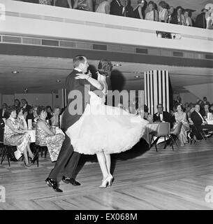 Palla di carità, Rank Della Parte superiore di sala da ballo, Reading, Berkshire, 28 ottobre 1967. Foto Stock
