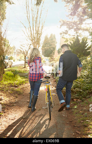 Coppia giovane sul percorso con la bicicletta Foto Stock
