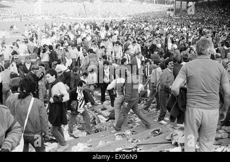 Attenzione : il contenuto grafico Juventus v Liverpool, 1985 European Cup Final, Heysel Stadium, Bruxelles, mercoledì 29 maggio 1985. Heysel Stadium disastro. 39 persone, per la maggior parte tifosi bianconeri, morì quando la fuga dei missili essendo generata da entrambi i gruppi di tifosi in tutta una na Foto Stock