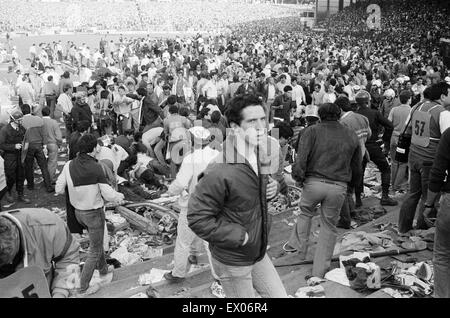 Attenzione : il contenuto grafico Juventus v Liverpool, 1985 European Cup Final, Heysel Stadium, Bruxelles, mercoledì 29 maggio 1985. Heysel Stadium disastro. 39 persone, per la maggior parte tifosi bianconeri, morì quando la fuga dei missili essendo generata da entrambi i gruppi di tifosi in tutta una na Foto Stock