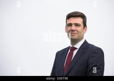 Andy Burnham MP, raffigurato nella sua casa nel suo Leigh circoscrizione. Andy è stato in esecuzione per essere leader del partito laburista, uno dei cinque candidati in lotta per il successo Ed Miliband, che stava giù dopo il 2015 elezioni generali britanniche. Burnham era al momento in ombra il Segretario di Stato per la salute in Inghilterra. Foto Stock