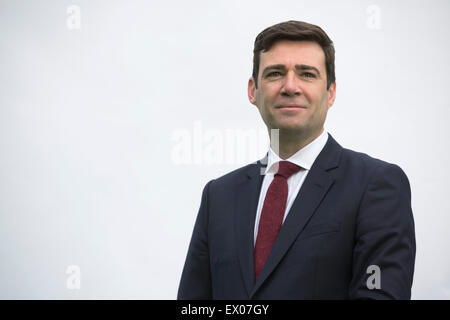 Andy Burnham MP, raffigurato nella sua casa nel suo Leigh circoscrizione. Andy è stato in esecuzione per essere leader del partito laburista, uno dei cinque candidati in lotta per il successo Ed Miliband, che stava giù dopo il 2015 elezioni generali britanniche. Burnham era al momento in ombra il Segretario di Stato per la salute in Inghilterra. Foto Stock